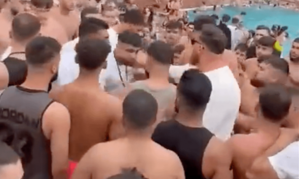 GASTSPPIEL BORIS REITSCHUSTER: Partyszene im Freibad aktiv