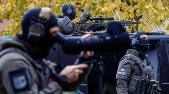 GASTSPIEL RALF GRENGEL: Corona-Polizei auf der Jagd – Das Haus ist umstellt!